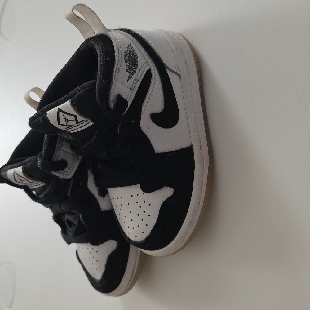 Jordan 1 Mid SE Toddler Black and White Sneakers - Picture 5 of 7